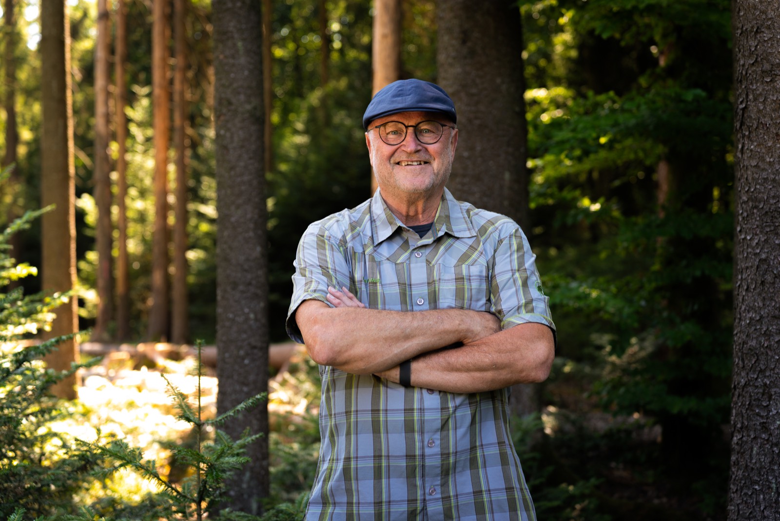 Engelbert Arnold mit Mütze im Wald