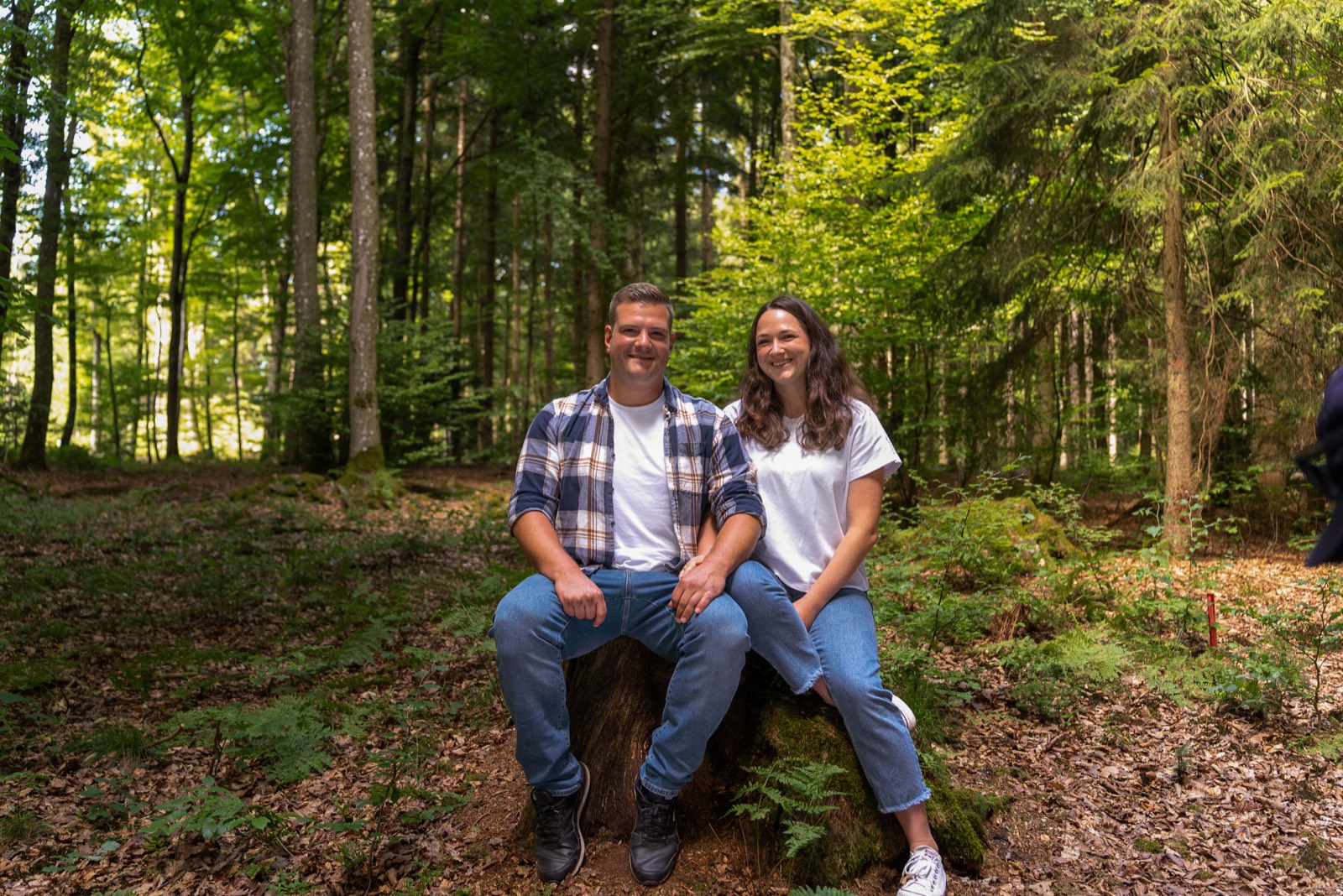 Mathias und Ann-Kathrin Elser sitzen gemeinsam in ihrem Wald